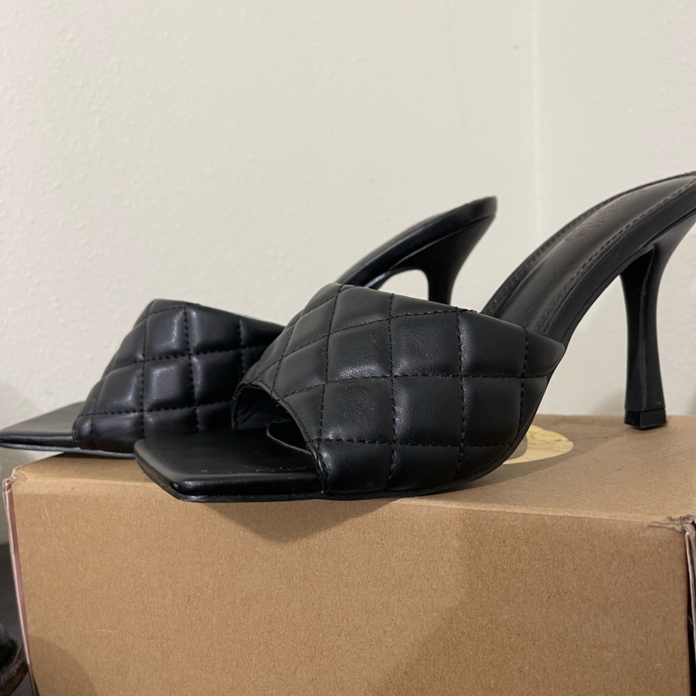 Super Cute Charlotte Russe black quilted sandal, sz9